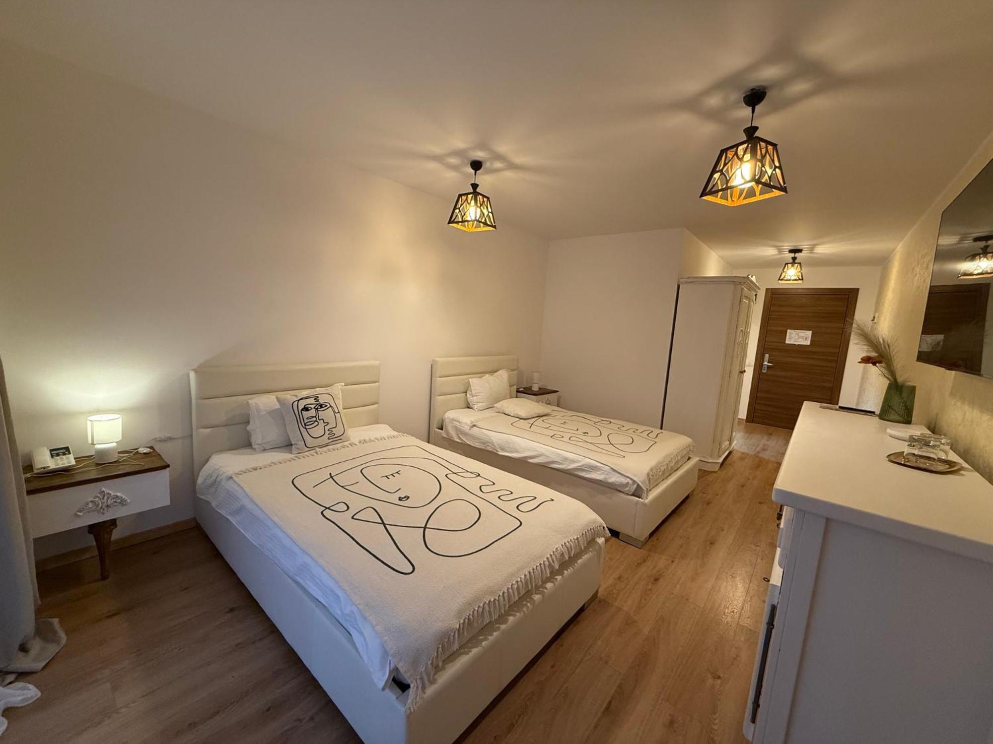 Hotel Conacul Radacinilor *